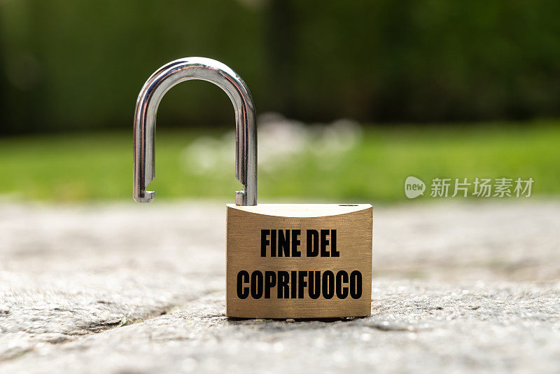用意大利语写着"Fine del Coprifuoco"的挂锁